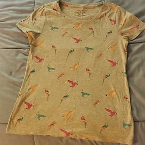 Short sleeve top with parrot design